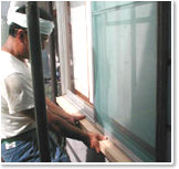 窓の木枠の補修作業