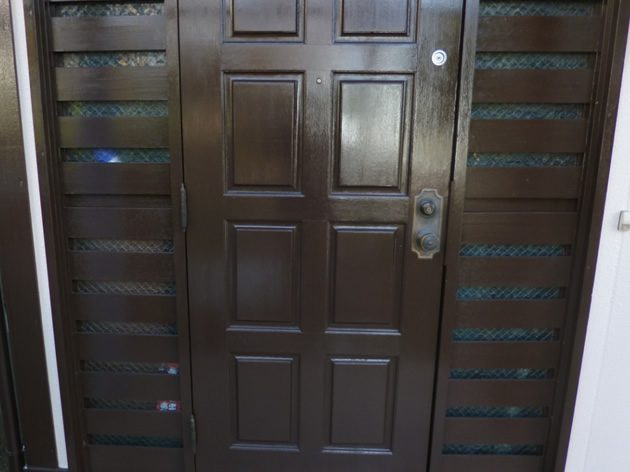 木製のドアの塗装後