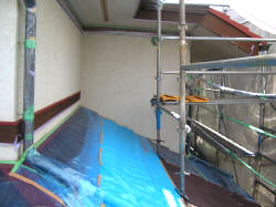 外壁の塗料が屋根に飛散しないように養生
