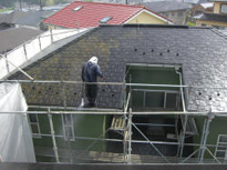 遠目から見た高圧洗浄中の屋根