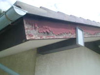 塗装前の破風板。経年劣化で古い塗膜がボロボロになっている状態
