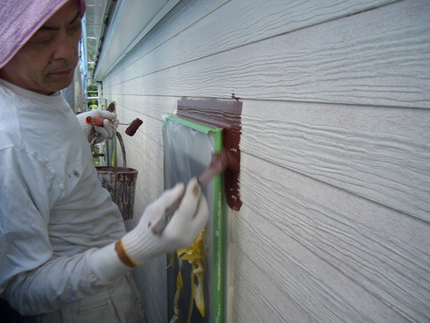 窓枠と外壁の境目の塗装