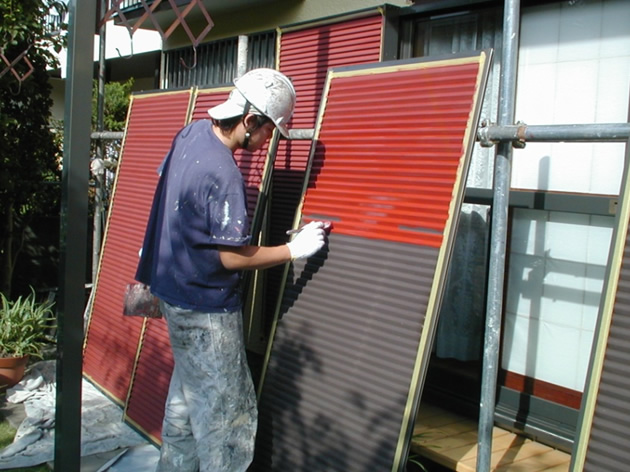 雨戸の塗装作業中