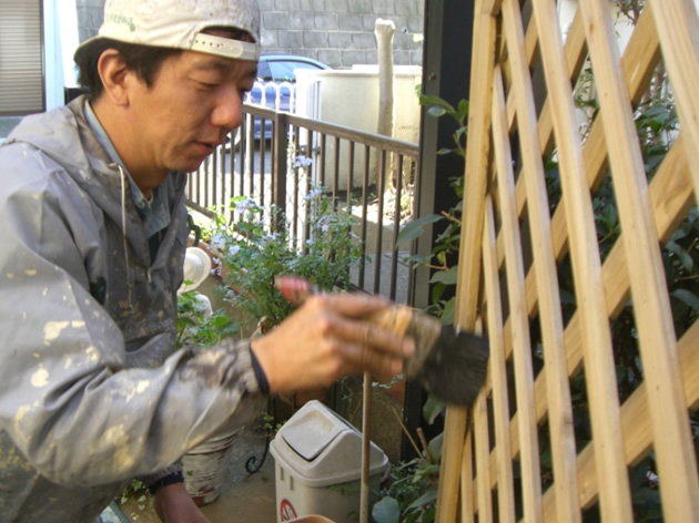 ウッドデッキの塗装作業中