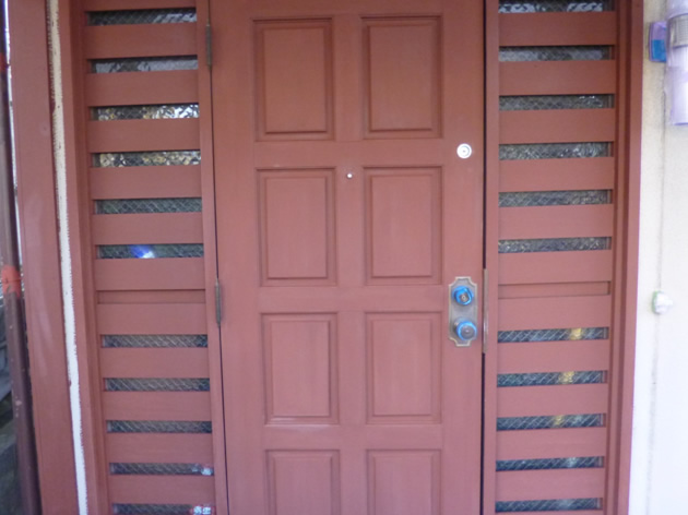 木製のドアの塗装中