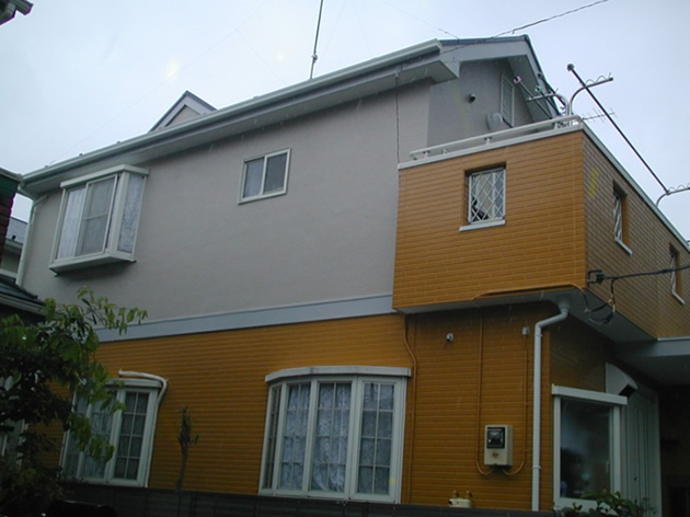1階と2階、ベランダとで色を塗り分けている家