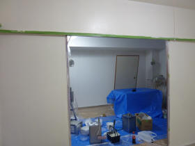 塗装作業中の部屋