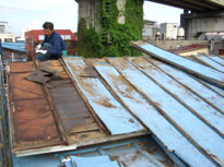 サビによる腐食でボロボロになったトタン屋根の葺き替え工事