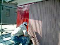 トタン壁の塗装作業中
