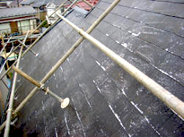 急勾配な屋根での作業に必須の屋根足場