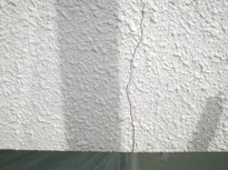 下塗り塗装前の外壁塗装面のクラック