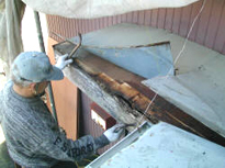トタン屋根の木部下地の補修作業中