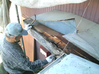 玄関ポーチの破風板の腐食