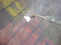 高圧洗浄で屋根にこびりついたコケが洗い落とされている様子