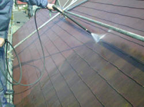 高圧洗浄中のコロニアル屋根