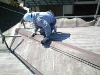 コロニアル屋根トタン部の研磨作業