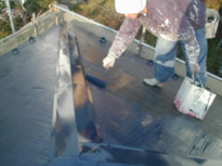 上塗り塗装作業中のコロニアル屋根