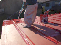 トタン屋根の中塗り